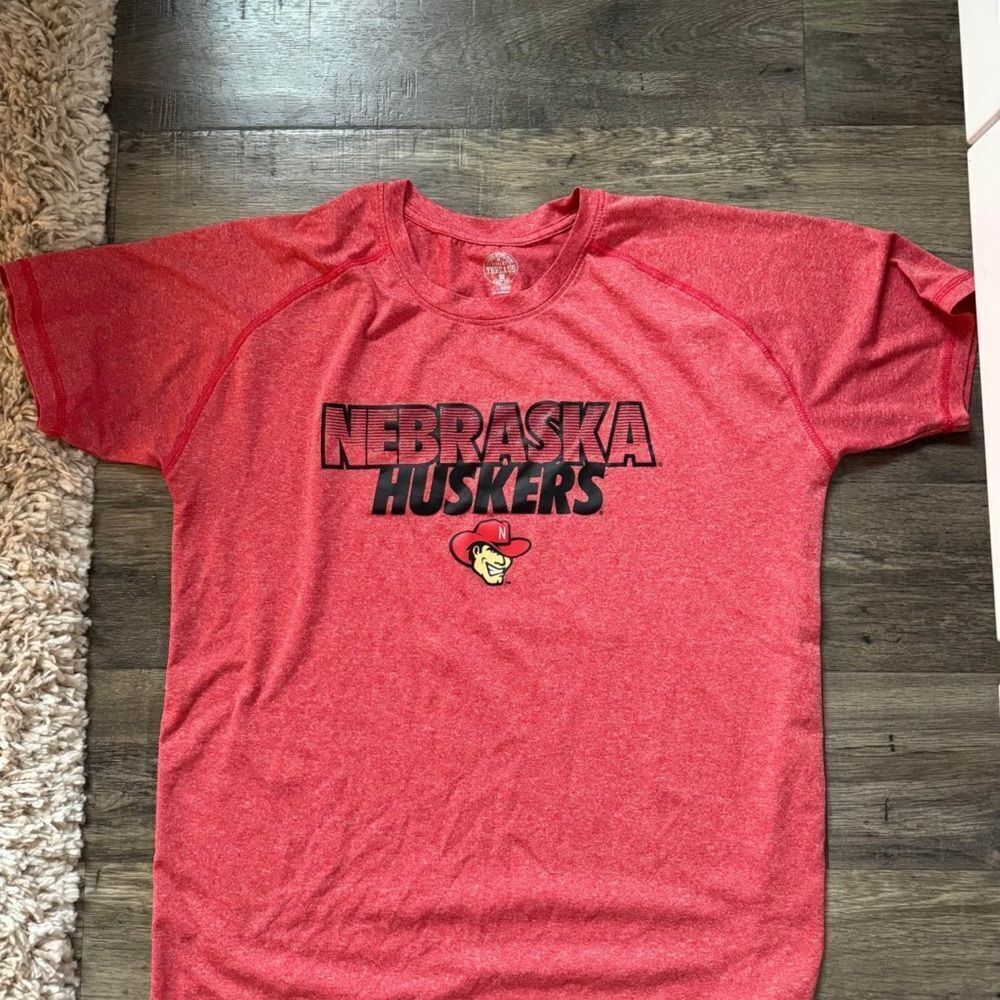 MENS NEBRASKA HUSKER SHIRT SZ LARGE